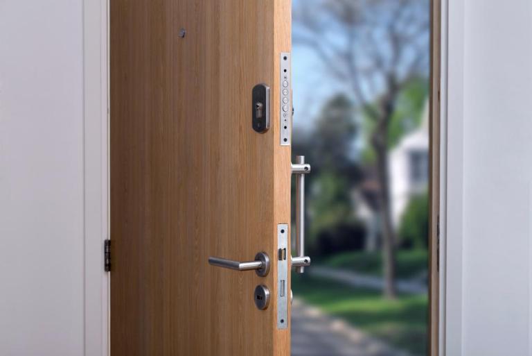 Pose de porte d'entrée à Cambrai, renforcez votre isolation